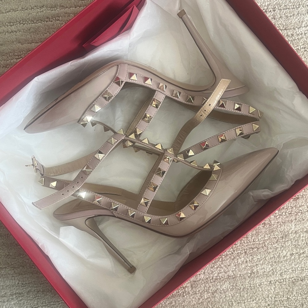 Valentino Garavani nude Patent Leather Rockstud T-Strap Pumps, size 37